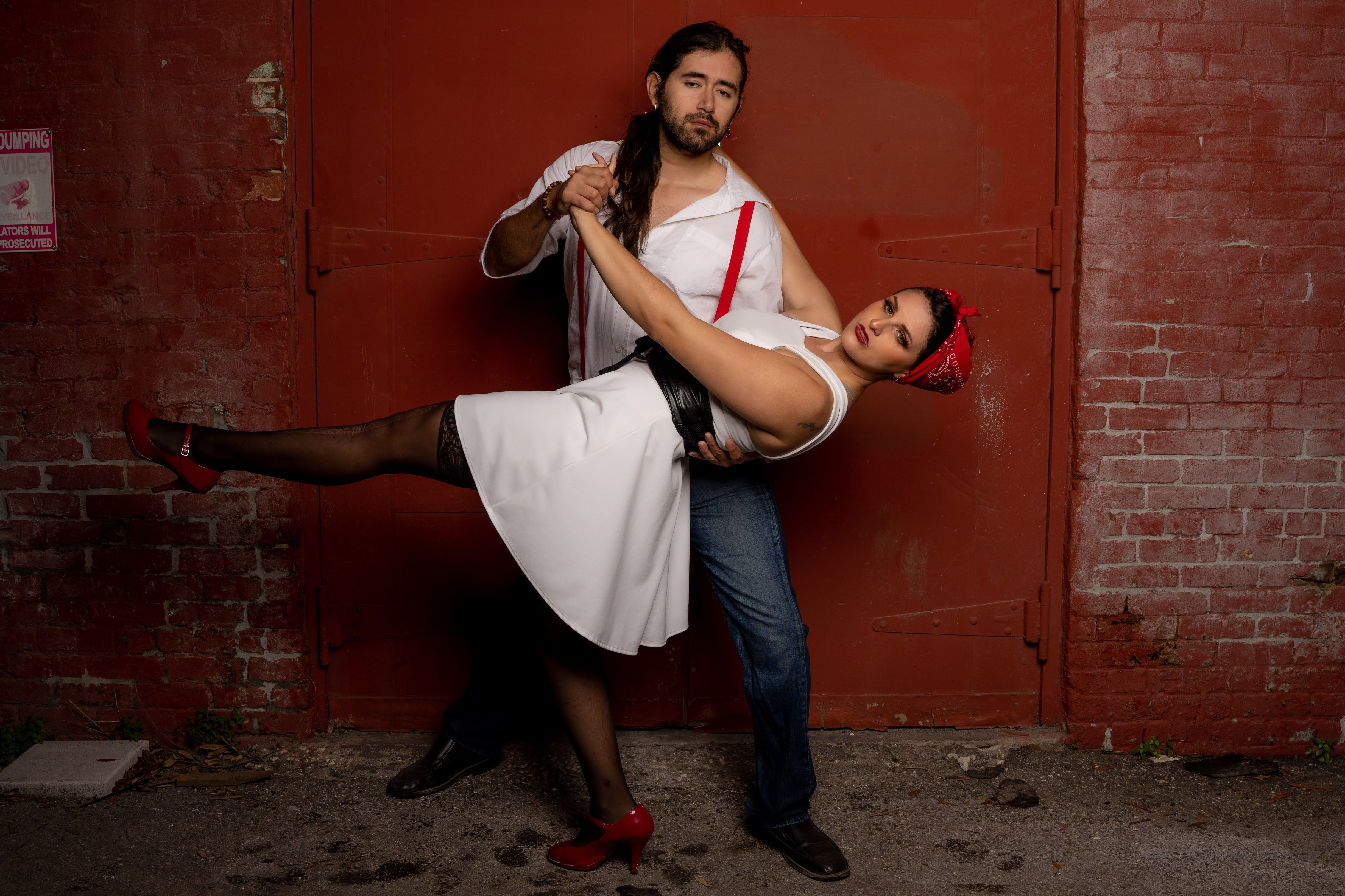 Couple dansant le swing